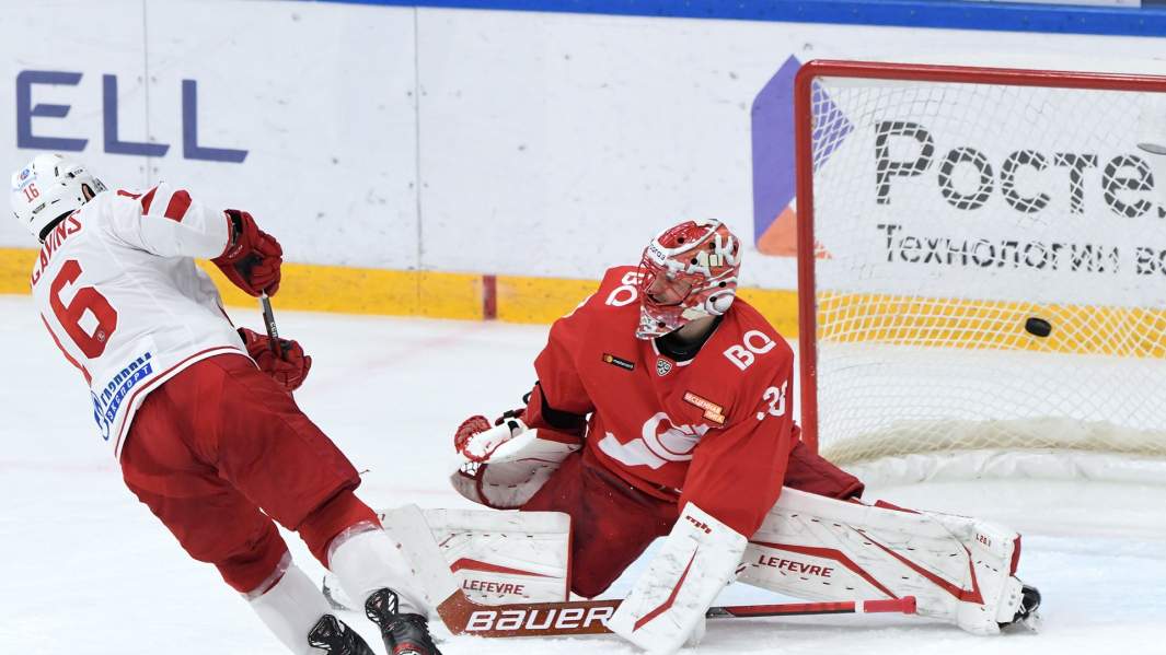 Игрок ХК «Витязь» Каспарс Даугавиньш забивает шайбу в матче КХЛ между ХК «Спартак» и «Витязь» 