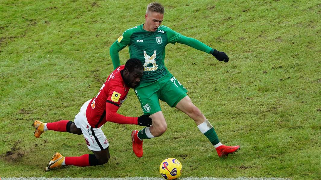 Игрок ФК «Спартак» Виктор Мозес (слева) и игрок ФК «Рубин» Илья Самошников в матче 20-го тура чемпионата России по футболу среди клубов Премьер-лиги