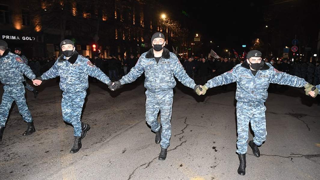 Сотрудники полиции во время акции сторонников премьер-министра Армении Н. Пашиняна в Ереване