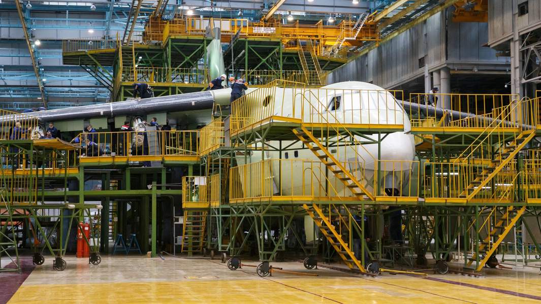 Тяжелый транспортный самолет Ил-76МД-90А в цехе авиационного предприятия