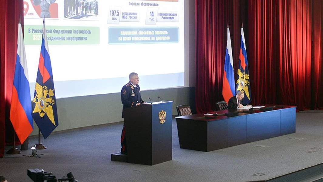 Президент РФ Владимир Путин принимает участие в ежегодном расширенном заседании коллегии министерства внутренних дел РФ. Слева - министр внутренних дел РФ Владимир Колокольцев