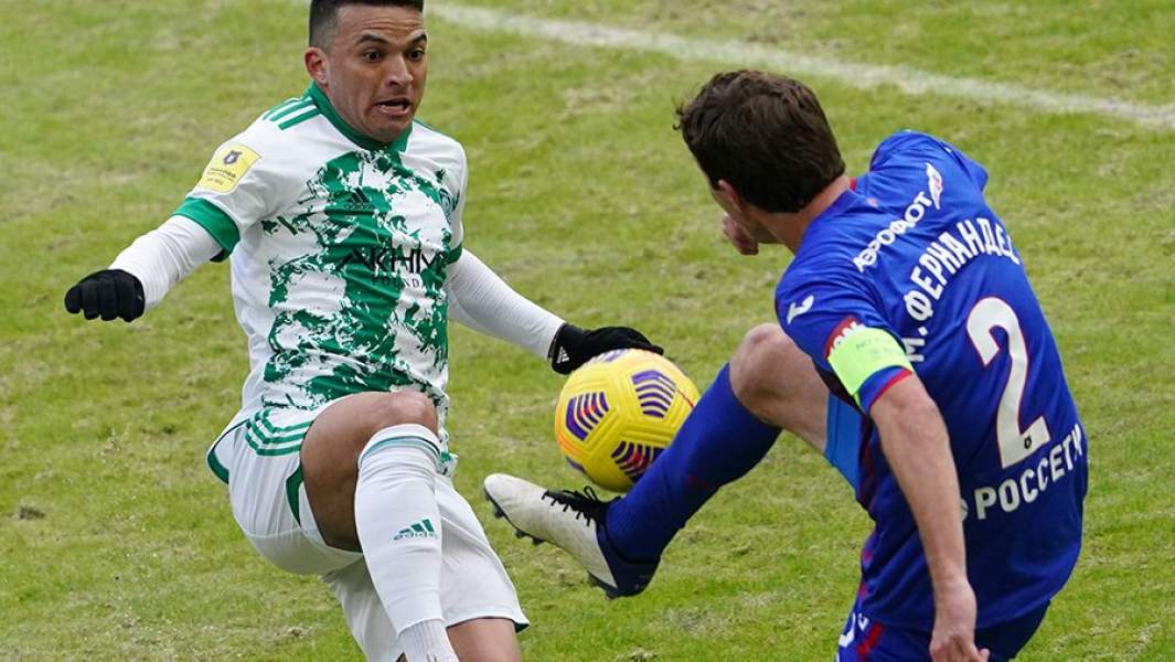 Игрок «Ахмата» Исмаэл и игрок ЦСКА Марио Фернандес в матче 21-го тура чемпионата России по футболу среди клубов Премьер-лиги между командами ПФК ЦСКА и ФК «Ахмат»
