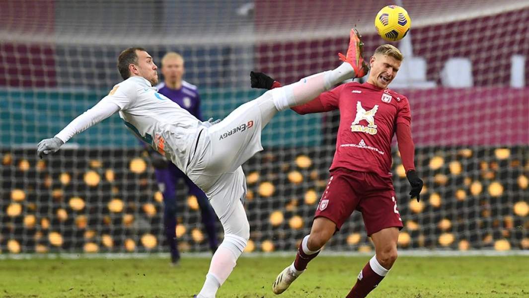 Игрок ФК «Зенит» Артём Дзюба и игрок ФК «Рубин» Карл Старфельт в матче 21-го тура чемпионата России по футболу среди клубов Премьер-лиги между командами ФК «Рубин» и ФК «Зенит»