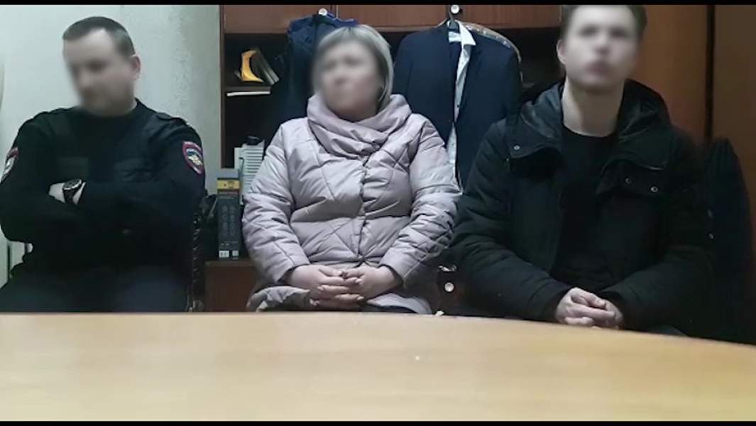 Задержанный за подготовку террористического акта в образовательном учреждении в Пензенской области (справа) во время допроса