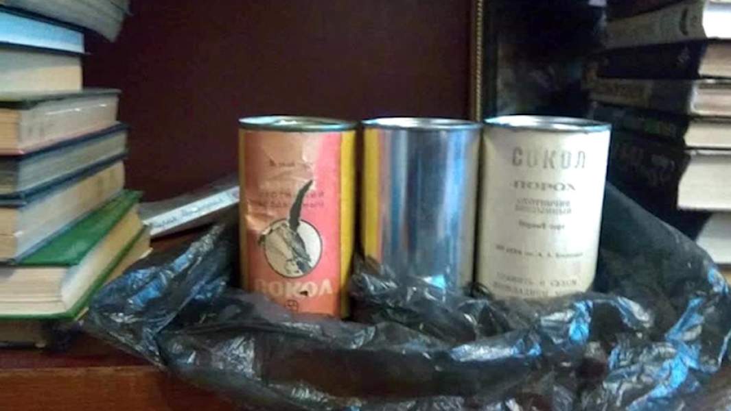 Банки с порохом, изъятые у причастного к подготовке террористического акта в образовательном учреждении в Пензенской области