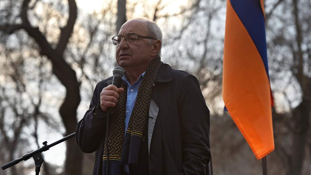 Лидер «Движения по спасению Родины» Вазген Манукян на митинге оппозиции на проспекте Баграмяна в Ереване