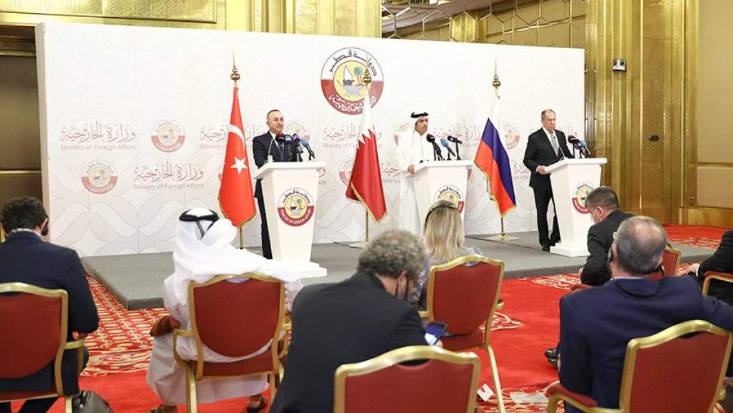 Министр иностранных дел Турции Мевлют Чавушоглу, министр иностранных дел Катара Мухаммед бен Абдель Рахман Аль Тани и министр иностранных дел РФ Сергей Лавров выступают перед журналистами после трехсторонней встречи