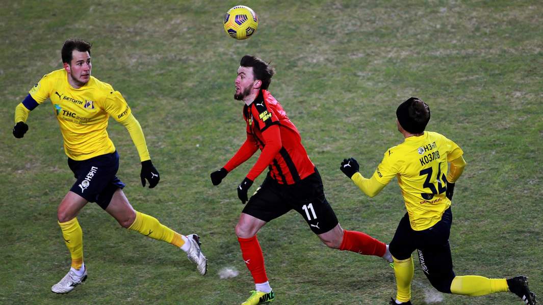 Игрок ФК «Химки» Резиуан Мирзов (в центре) в матче 22-го тура чемпионата России по футболу среди клубов Премьер-лиги между командами ФК «Химки» и ФК «Ростов»