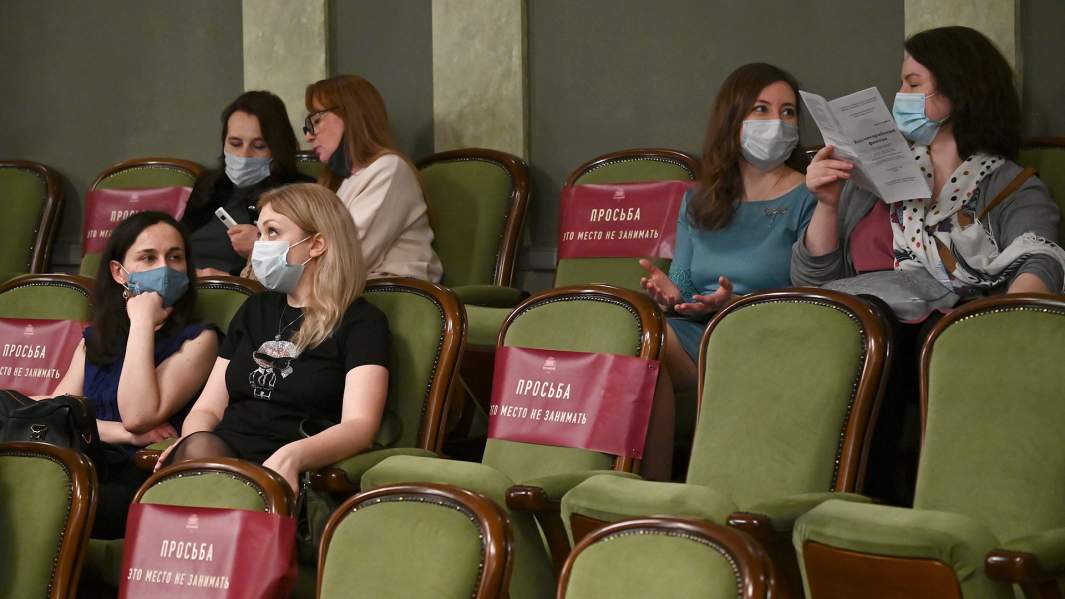 Зрители в зале в антракте балетного спектакля "Бахчисарайский фонтан" (Самарский академический театр оперы и балета) в рамках фестиваля "Золотая маска" на новой сцене Большого театра в Москве