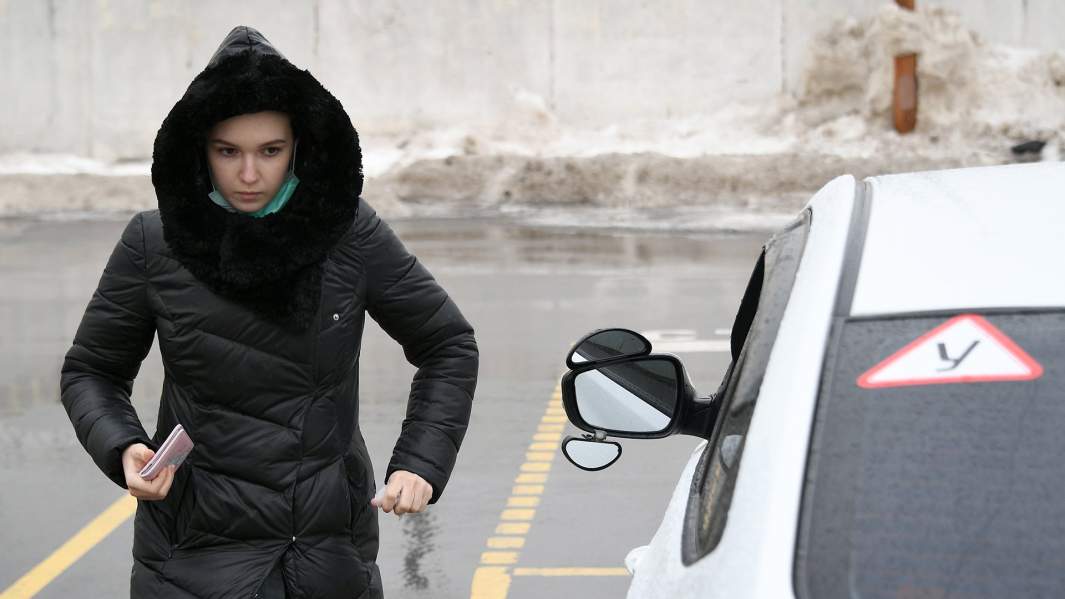 Девушка перед сдачей практического экзамена на право управления автотранспортом категории "B" в ГИБДД Строгино в Москве