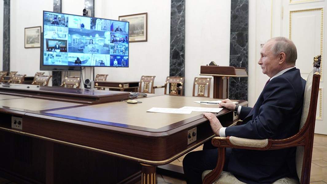 Президент РФ Владимир Путин во время встречи в режиме видеоконференции с общественностью Республики Крым и Севастополя