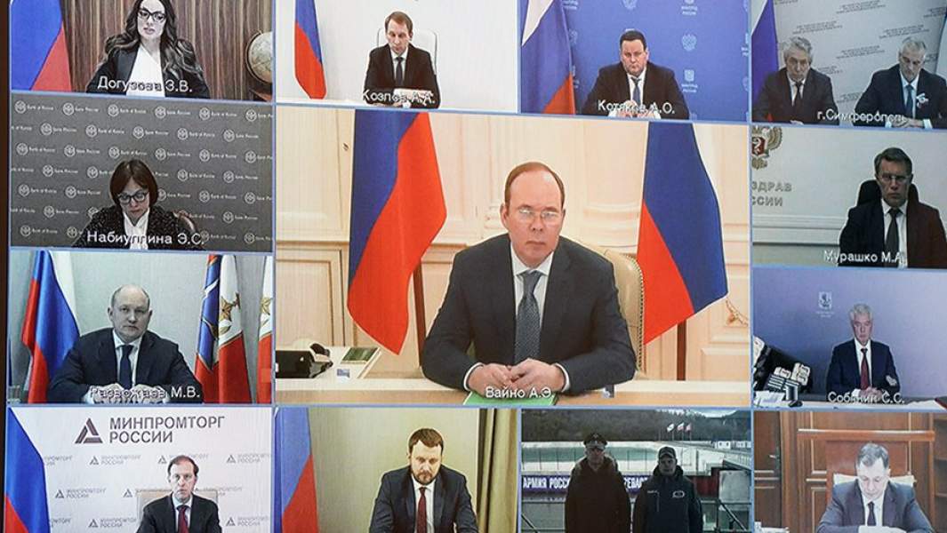 Монитор с изображением участников совещания президента РФ Владимира Путина по вопросам социально-экономического развития Республики Крым и Севастополя