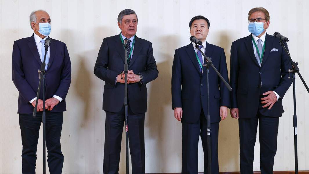 Специальный представитель Госдепартамента США по афганскому урегулированию Залмай Халилзад, специальный представитель президента РФ по Афганистану Замир Кабулов, посол Китая в Афганистане Ван Юй и специальный представитель Пакистана по Афганистану Мохаммад Садик