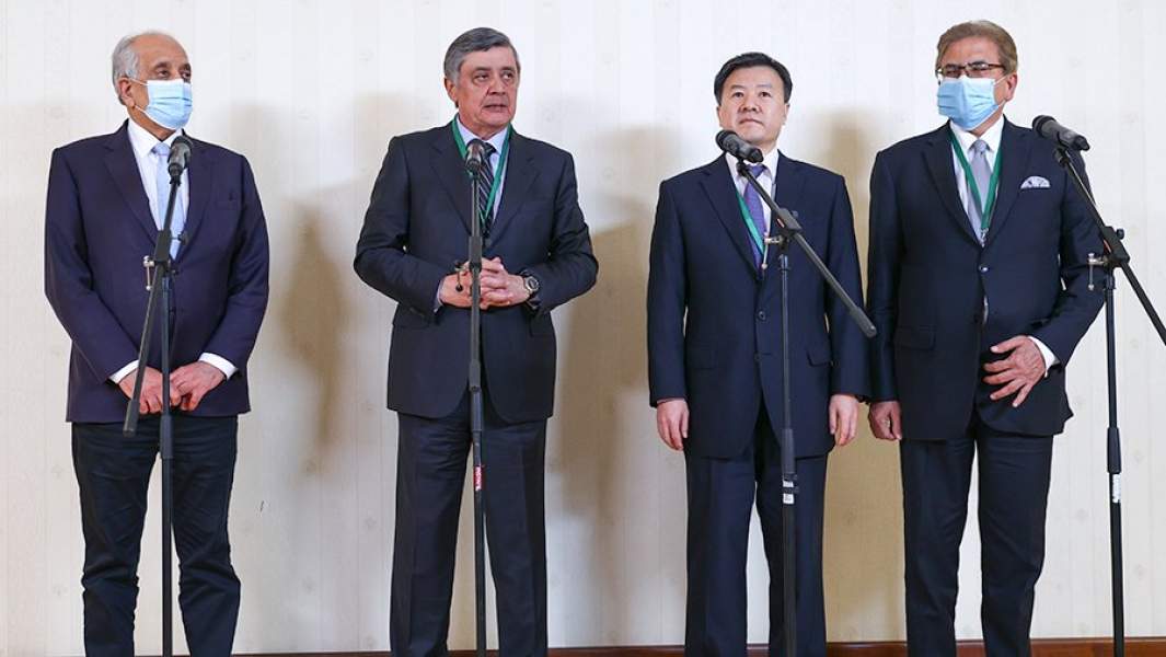 Специальный представитель Госдепартамента США по афганскому урегулированию Залмай Халилзад, специальный представитель президента РФ по Афганистану Замир Кабулов, посол Китая в Афганистане Ван Юй и специальный представитель Пакистана по Афганистану Мохаммад Садик (слева направо) во время пресс-подхода по итогам расширенного заседания по вопросу мирного урегулирования в Афганистане