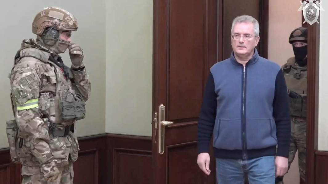 Губернатор Пензенской области Иван Белозерцев (справа), задержанный по подозрению во взяточничестве, во время следственных действий в его рабочем кабинете