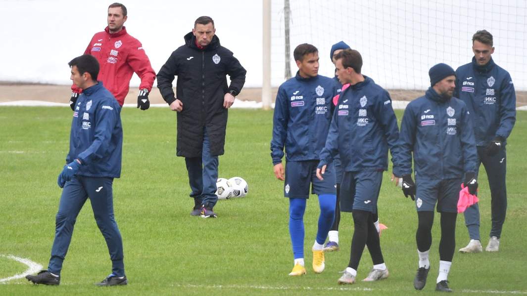 Главный тренер ПФК ЦСКА Ивица Олич (третий слева) и игроки клуба во время тренировки на стадионе «Октябрь» в Москве