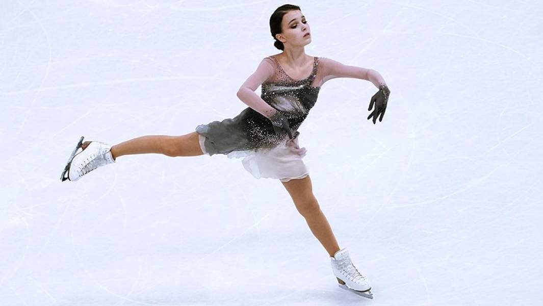 Анна Щербакова выступает в произвольной программе женского одиночного катания на чемпионате мира по фигурному катанию в Стокгольме