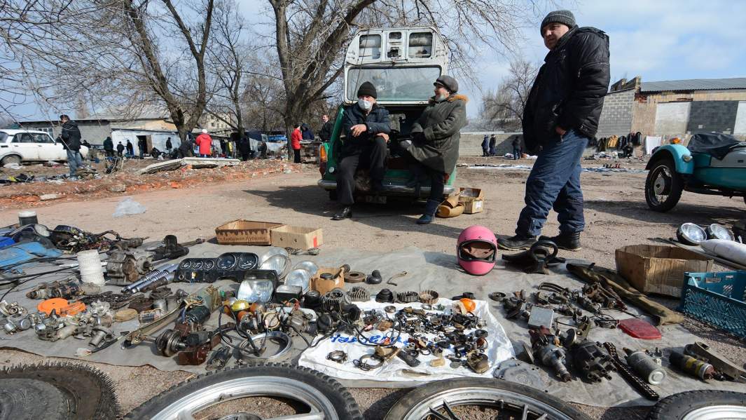 Продавцы на блошином рынке автозапчастей