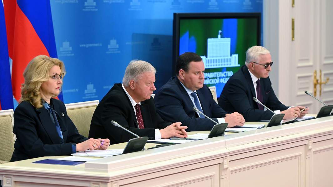 Заместитель председателя правительства РФ Татьяна Голикова, председатель Федерации независимых профсоюзов России (ФНПР) Михаил Шмаков, министр труда и социальной защиты РФ Антон Котяков и президент Российского союза промышленников и предпринимателей Александр Шохин (слева направо) во время видеоконференции с президентом РФ