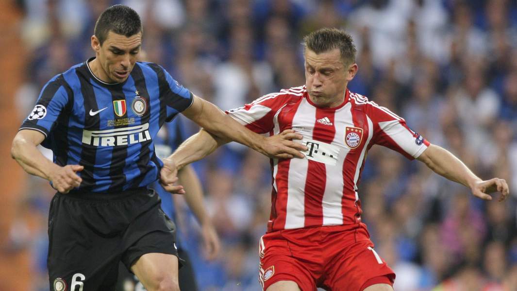 Защитник «Интера» Лусио и нападающий «Баварии» Ивица Олич (слева направо) в финальном матче Лиги чемпионов УЕФА 09/10 между ФК «Бавария» (Мюнхен, Германия) и ФК «Интернационале» (Милан, Италия)