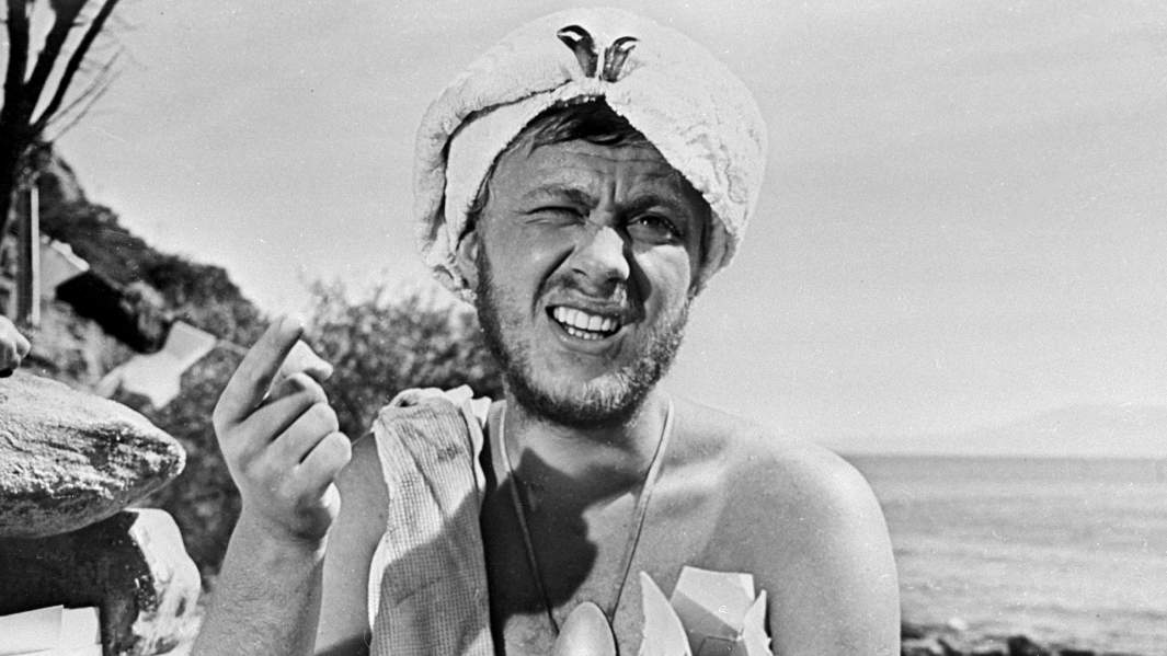 Актер Андрей Миронов в роли Ромы в кадре из художественного фильма "Три плюс два"