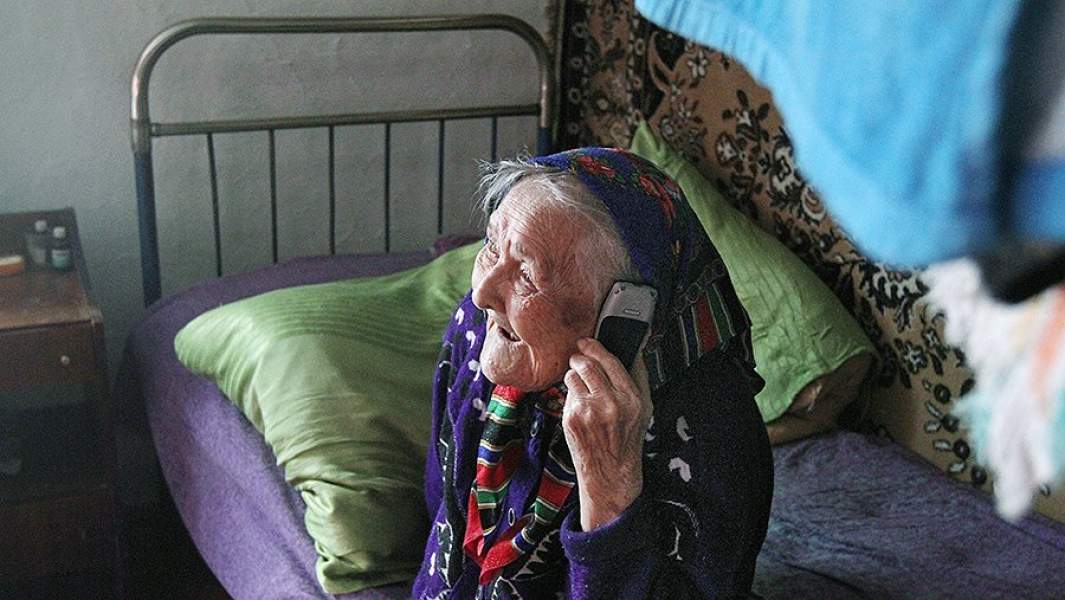 бабушка с телефоном