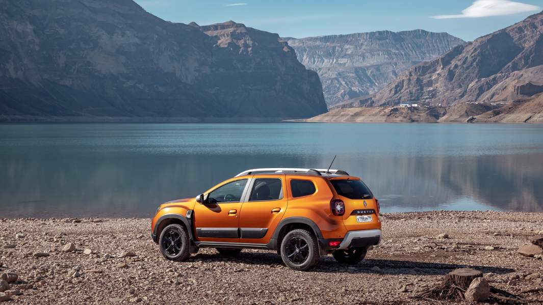 Новый Duster увеличился в длину на 26 мм, до 4341 мм, а колесная база прибавила 3 мм, 2676 мм. Ширина машины — 1804 мм (-18 мм), высота с рейлингами — 1682 мм (+57 мм)