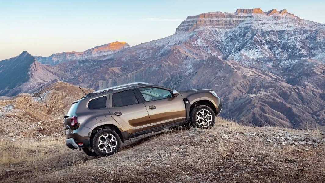 Duster сохранил хорошую внедорожную геометрию. Угол въезда — 31 град, съезда — 33 град. Клиренс — 210 мм. Серебристые накладки на бамперы окрашены в массе и не поцарапаются. Двигатель снизу закрывает стальная защита.