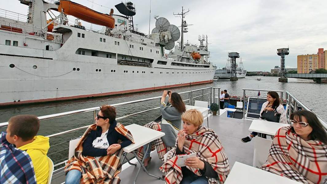 Туристы во время обзорной экскурсии на катере, Калининград