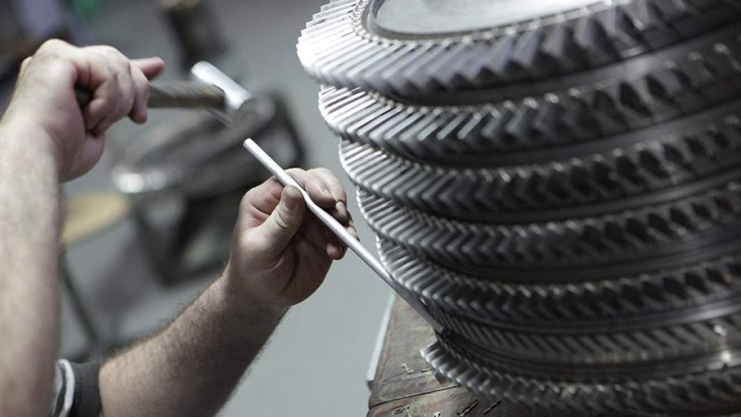 В сборочном цехе на заводе компании ОАО "Мотор Сич"