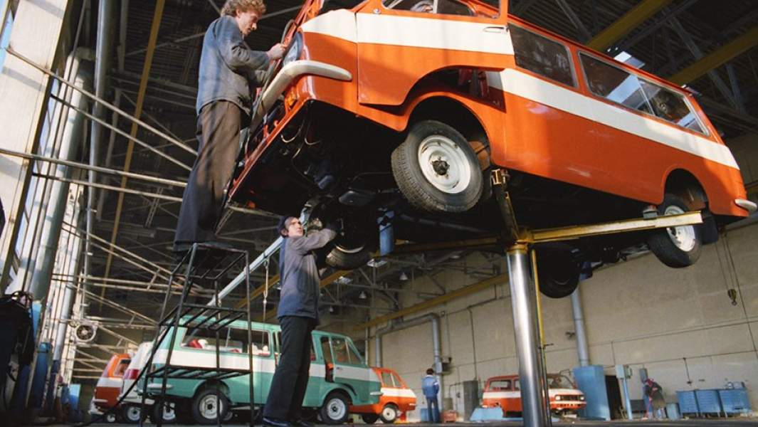 Цех доводки готовой продукции на Елгавском заводе микроавтобусов «РАФ». Латвийская ССР. Елгава. 1 декабря 1978 года