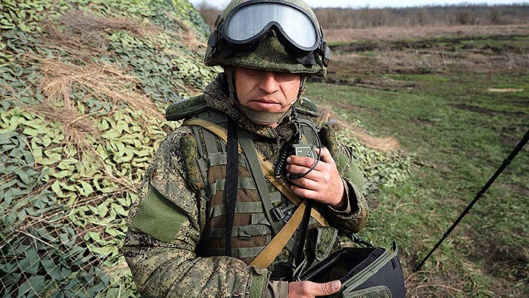 Военнослужащий с комплексом разведки управления и связи