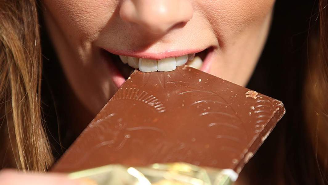 девушка шоколад