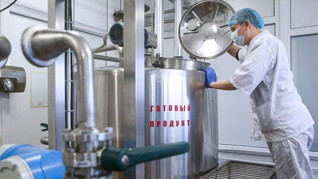 Сотрудник во время фасовки ультрафильтрационного творог