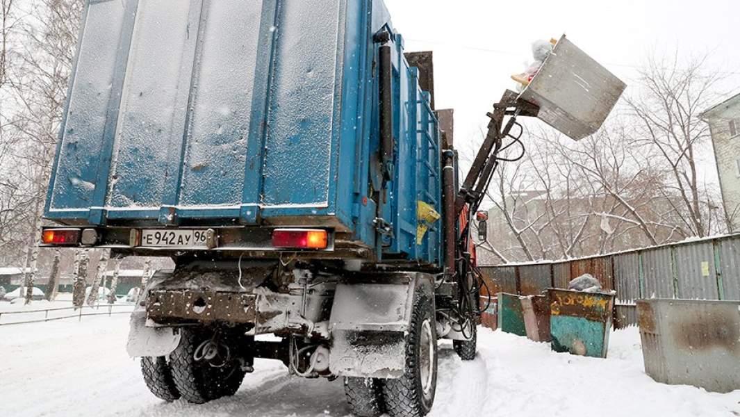 Во время вывоза мусора во дворе жилого дома