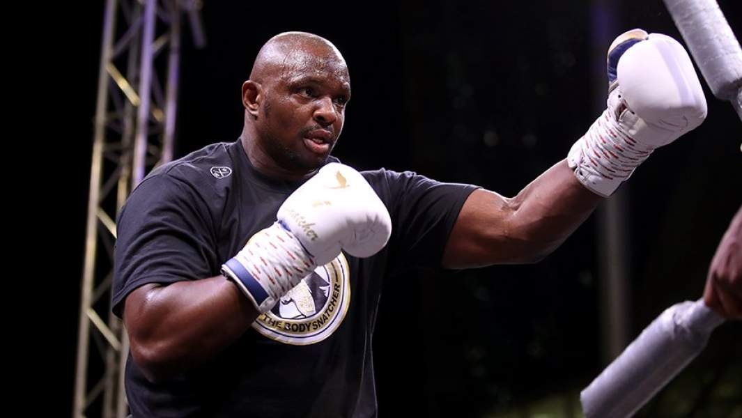 Британский боксер Диллиан Уайт