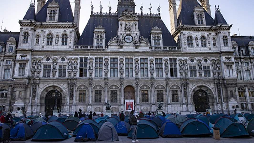 палатки перед ратушей Парижа