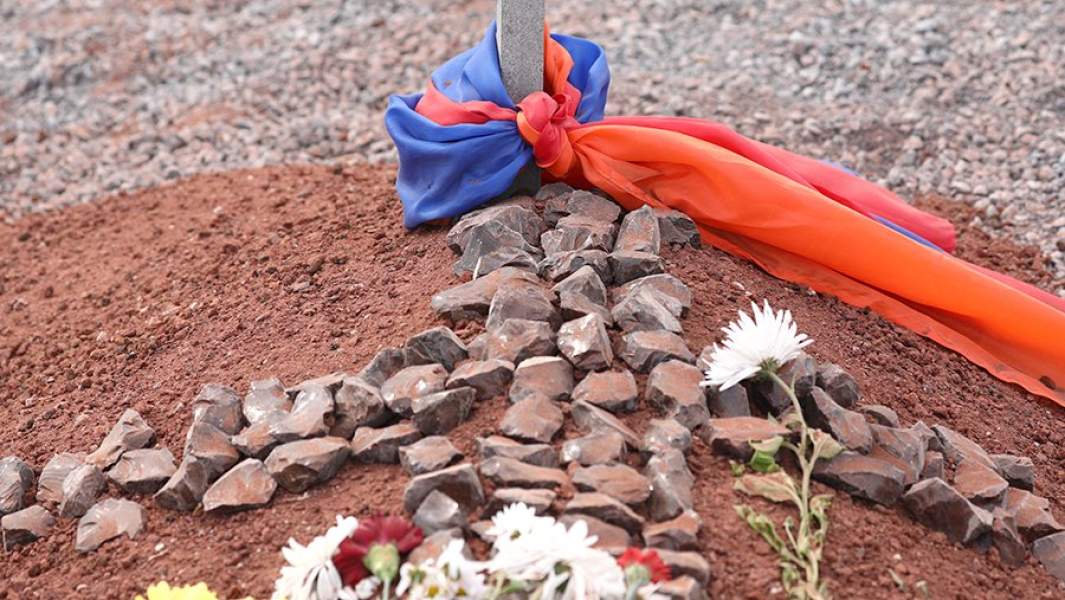 Флаг на могиле военнослужащего, погибшего во время боевых действий в Нагорном Карабахе