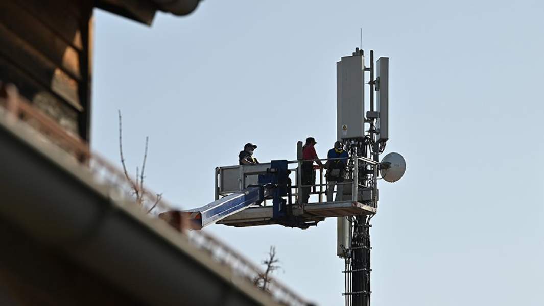 Монтажники настраивают ретрансляторы