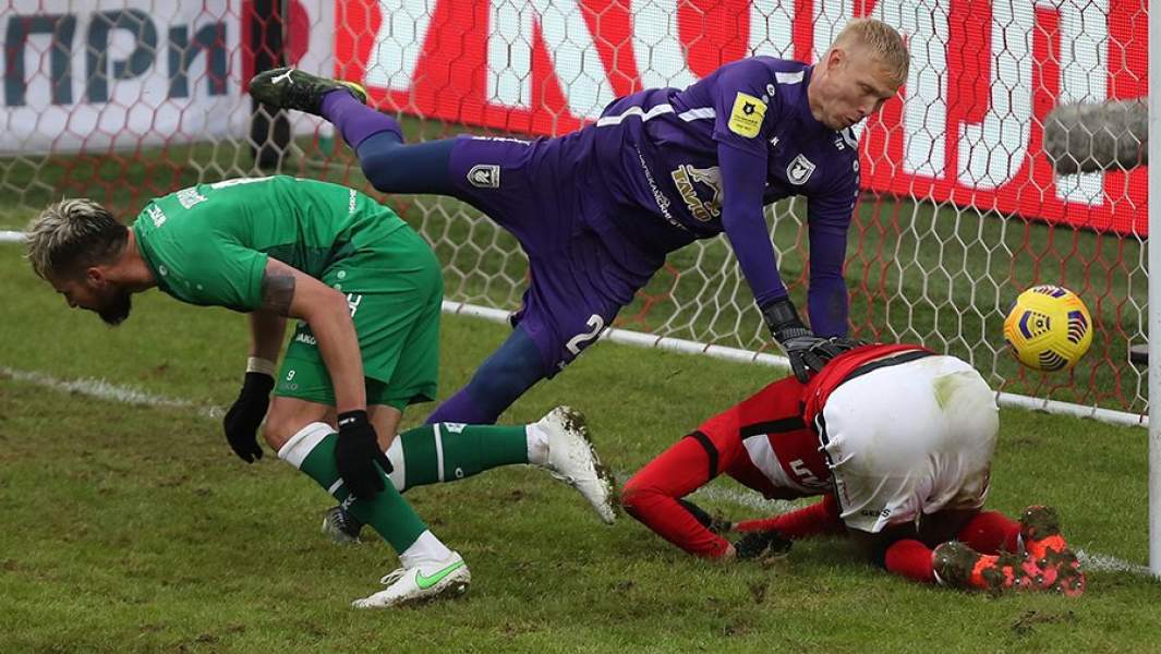 Вратарь «Рубина» Юрий Дюпин (в центре) в матче чемпионата России по футболу между командами «Спартак» (Москва) и «Рубин»(Казань)