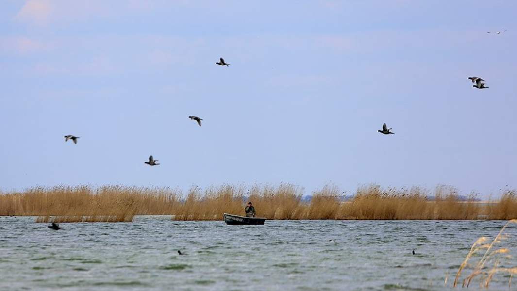 Рыбак в местности «Муравейник» в Аграханском заливе