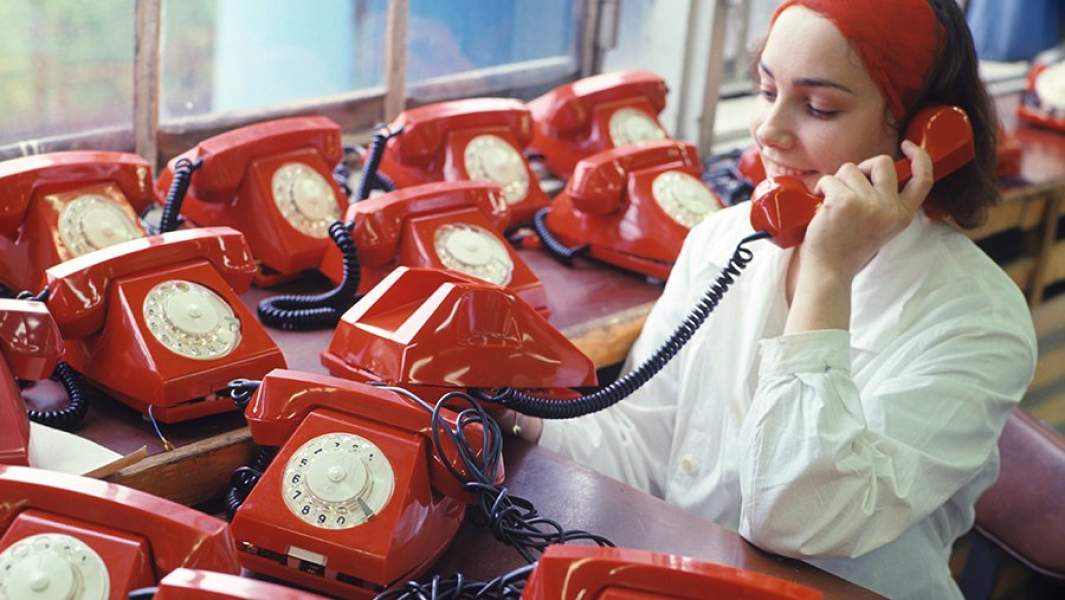 Сотрудница в цехе телефонных аппаратов на Электротехническом заводе ВЭФ. Латвийская ССР. Рига. 1977 год