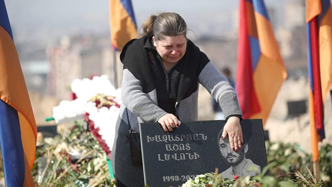 Женщина на пантеоне Ераблур, где хоронили погибших во время боевых действий в Нагорном Карабахе