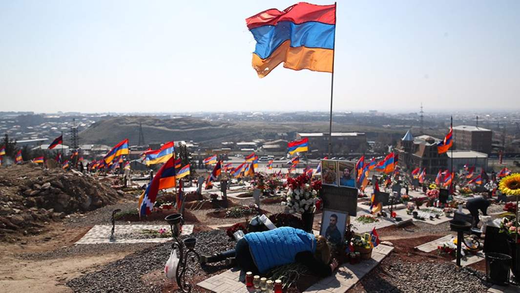 Армения готовится. Ераблур Армения кладбище. Ераблур Ереван 2020. Erablur 2021. Ераблур 2021 после войны.