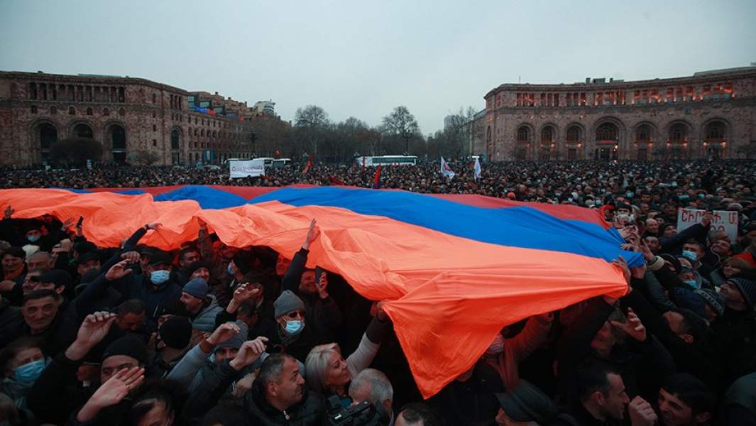 Польши армения. Уна УНСО 2022. Протесты в Армении 2022. Флаг Армении митинг. Протесты с флагами Армении.