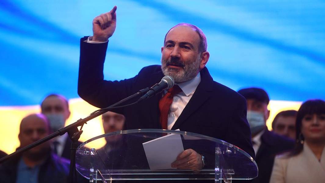Премьер-министр Армении Никол Пашинян выступает перед своими сторонниками в Ереване