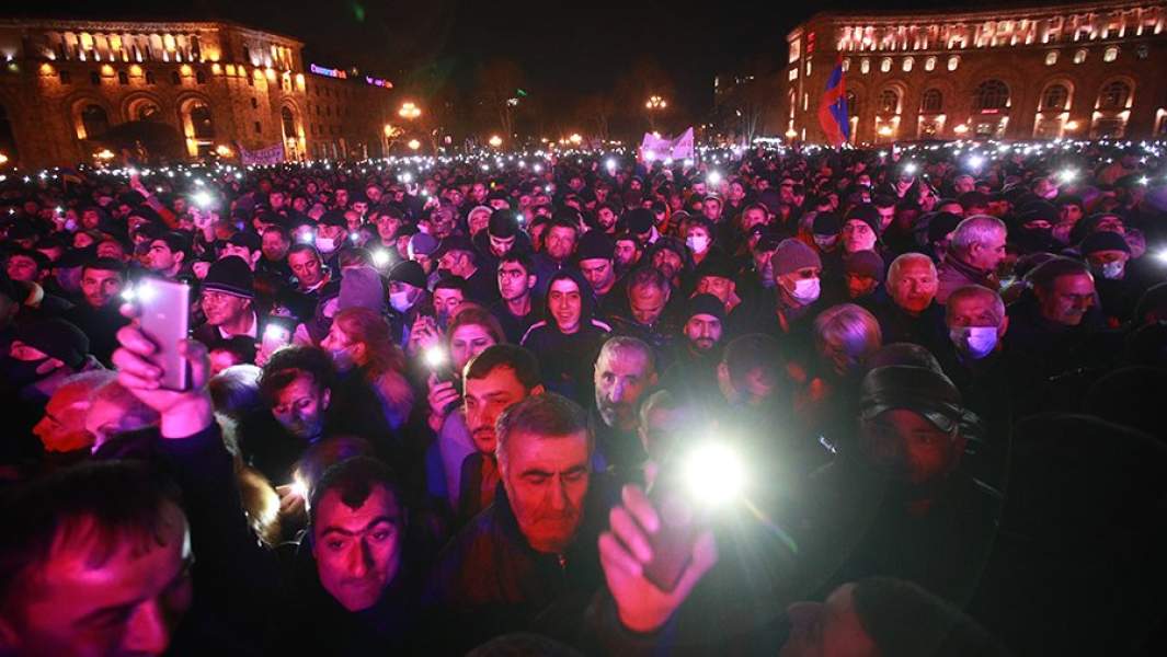 Участники акции сторонников премьер-министра Армении Н. Пашиняна в Ереване