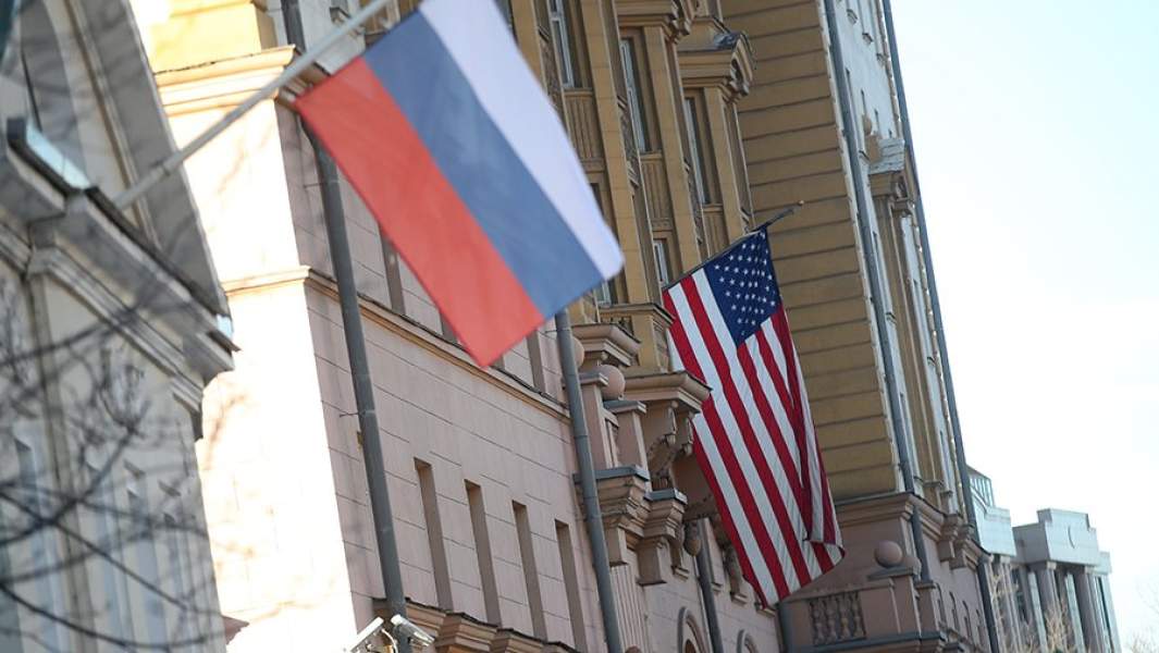 Флаги России и США