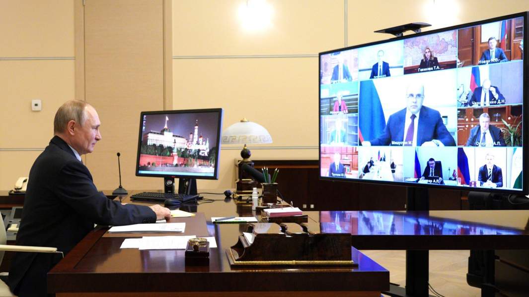 Владимир Путин в ходе совещания с членами Правительства