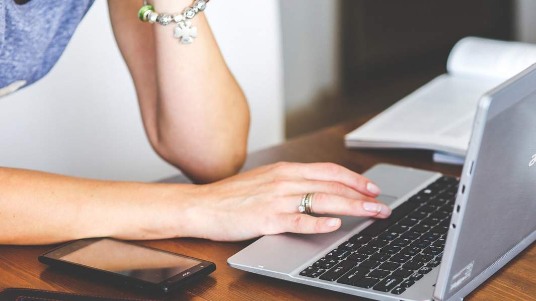 С новым сбором: в РФ предложили ввести платную регистрацию в аэропортах